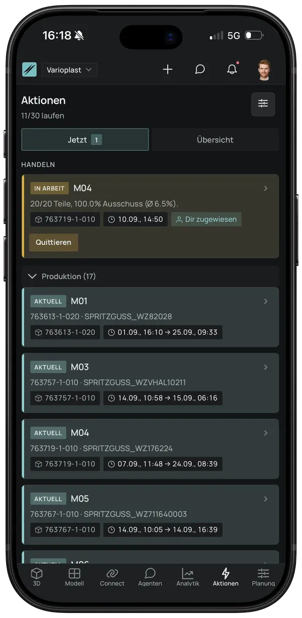 RheoNet Aktionen-Ansicht auf dem Handy: eine Maschine mit Ausschuss zum Quittieren, darunter die laufende Produktion je Maschine mit Auftrag und Werkzeug